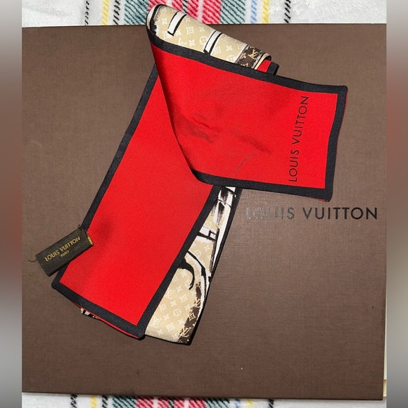 Authentic LOUIS VUITTON
Beige/Red Silk Monogram Trunks Bandeau Twilly with box! - Picture 8 of 10